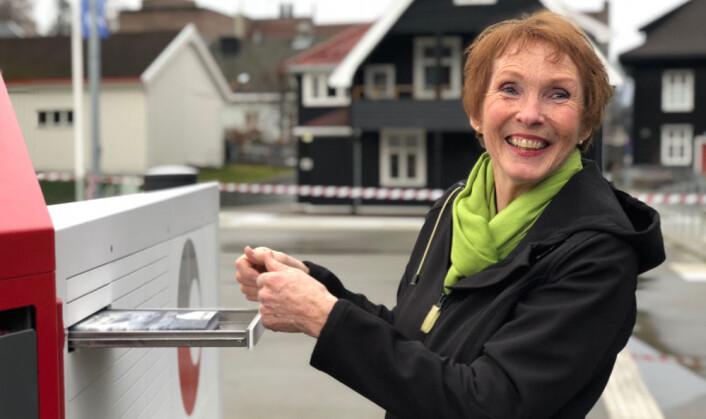 Ordfører Kari Anne Sand i Kongsberg får den første sendingen som er levert i byen. Nå starter testingen for fullt. (Foto: Posten Norge) Ordfører Kari Anne Sand i Kongsberg får den første sendingen som er levert i byen. Nå starter testingen for fullt. (Foto: Posten Norge)