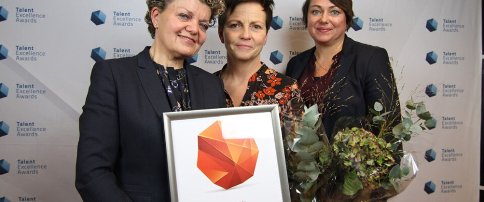 Dina R. Thune (fra v.) mottok prisen sammen med Mette Lier, konserndirektør økonomi og finans, og HR-rådgiver Solbjørg Myren, på vegne av NorgesGruppen. (Foto: NorgesGruppen)