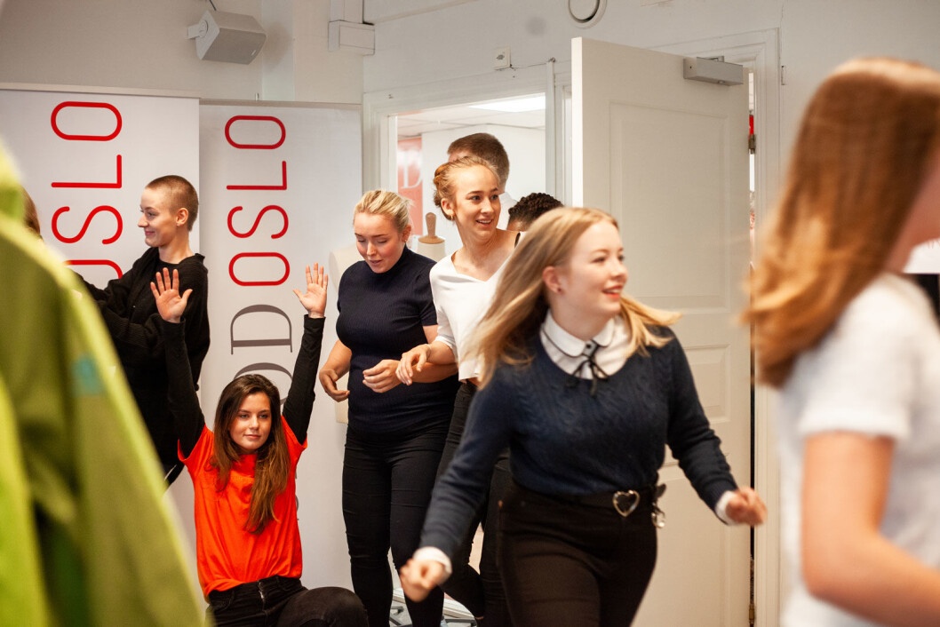 Kaotiske tilstander da Esmod-studentene fikk utdelt utrangerte Bergans-produkter til redesign. (Foto: ‘Bestis’) Kaotiske tilstander da Esmod-studentene fikk utdelt utrangerte Bergans-produkter til redesign. (Foto: ‘Bestis’)