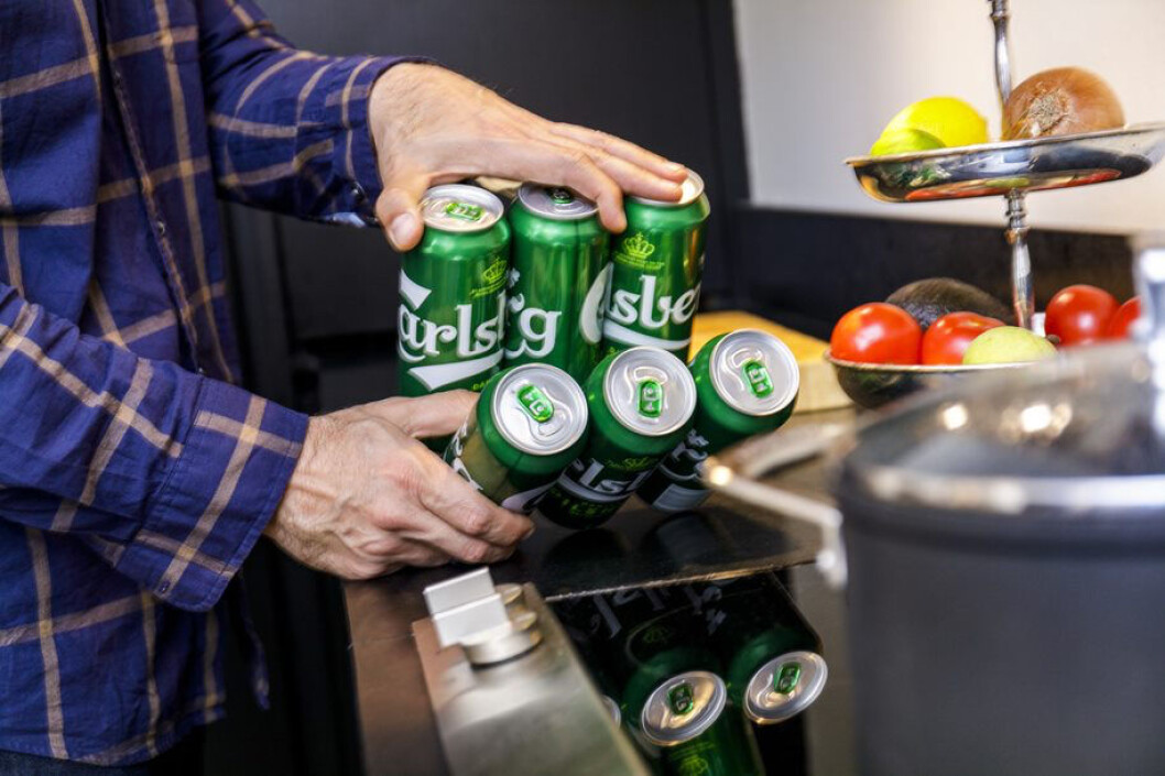 Del først sixpacken i to; deretter kan boksene vris av. (Foto: Ringnes) Del først sixpacken i to; deretter kan boksene vris av. (Foto: Ringnes)