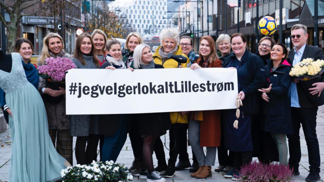Sammen om en levende by; Fra v. Hanne Martinsen (Anna Johnson), Katrine Tandberg (Deg & Meg), Anne Kristoffersen (Ambrosia), Monica Eide (Zarina), Ida Askevold Gustavsen (Glød Frisør), Elisabeth Poulsen (Deg & Meg), Elin Jahr (WB Frisører), Berit Hermansen (Maxima Mote), Heidi Johnsrud (Interflora Isaksen Blomster), Maiken Louise Gamborg-Nilsen (Grønne Gamborg), Berit Rustebakke (Galleri Godt Gjort), Camilla Holand (Rosenberg Spiseforretning), Helene Løbach (Sophie), Hege Nysæther Guldbrandsen (Comet Sport) og John-Eirik Nymark (C godt). (Foto: Anne Merete Hagnæss Rodem) Sammen om en levende by; Fra v. Hanne Martinsen (Anna Johnson), Katrine Tandberg (Deg & Meg), Anne Kristoffersen (Ambrosia), Monica Eide (Zarina), Ida Askevold Gustavsen (Glød Frisør), Elisabeth Poulsen (Deg & Meg), Elin Jahr (WB Frisører), Berit Hermansen (Maxima Mote), Heidi Johnsrud (Interflora Isaksen Blomster), Maiken Louise Gamborg-Nilsen (Grønne Gamborg), Berit Rustebakke (Galleri Godt Gjort), Camilla Holand (Rosenberg Spiseforretning), Helene Løbach (Sophie), Hege Nysæther Guldbrandsen (Comet Sport) og John-Eirik Nymark (C godt). (Foto: Anne Merete Hagnæss Rodem)