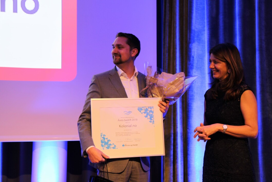 Karl Munthe-Kaas mottok prisen av adm.dir. Anne-Cecilie Kaltenborn i NHO Service og Handel. Karl Munthe-Kaas mottok prisen av adm.dir. Anne-Cecilie Kaltenborn i NHO Service og Handel.