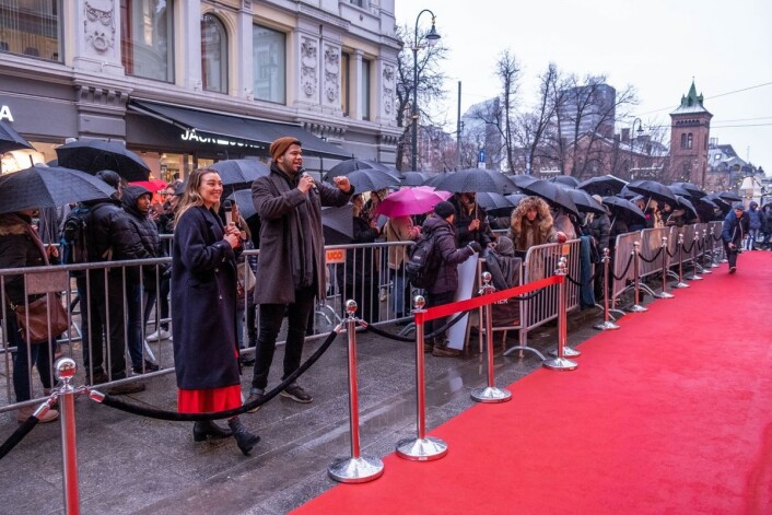 Hundrevis i kø da butikken åpnet kl 11. Hundrevis i kø da butikken åpnet kl 11.