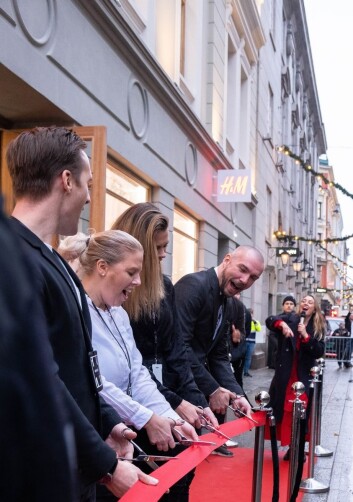 Flere deltok i båndklippingen. Flere deltok i båndklippingen.