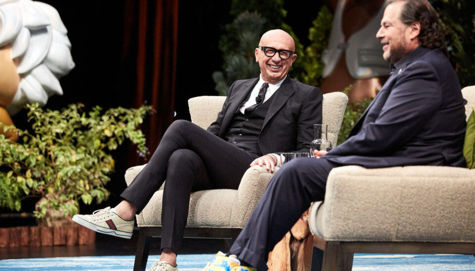 Gucci-sjef Marco Bizzarri og Salesforce-sjef Mark Benioff debatterer i en podkast.