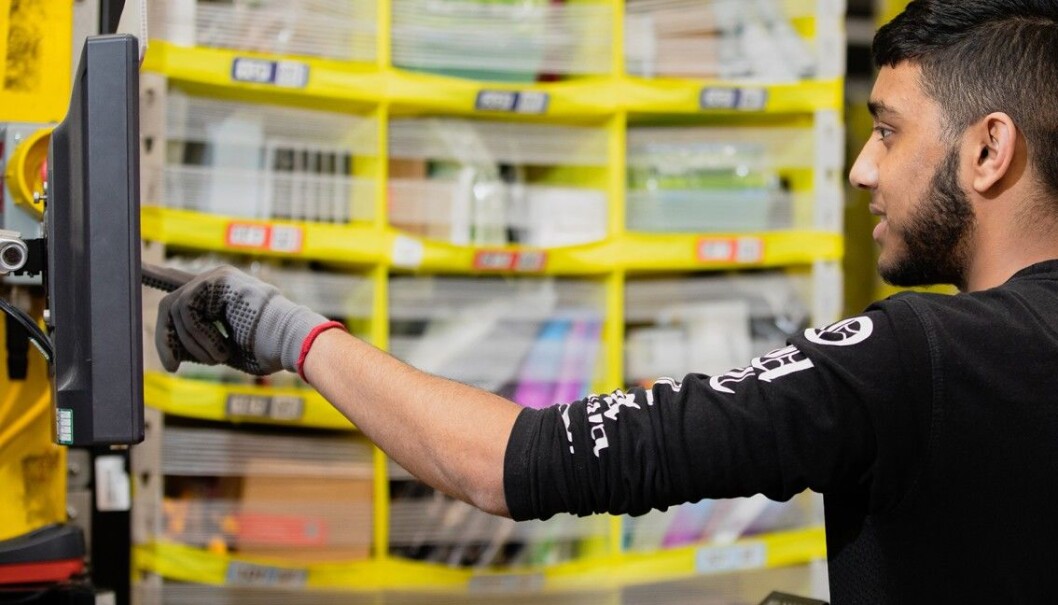 Motstrøms: Mens retail generelt er i krise ansetter Amazon ikke mindre enn 100.000 nye. Motstrøms: Mens retail generelt er i krise ansetter Amazon ikke mindre enn 100.000 nye.