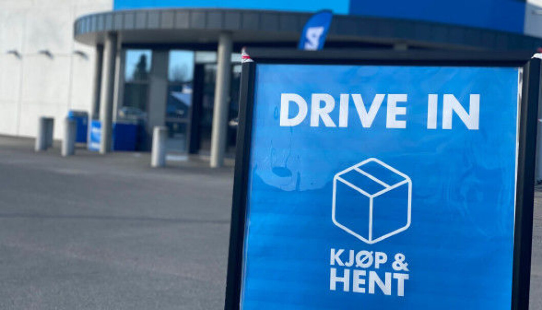 Kundene trenger ikke å gå inn i varehusene for å hente varer de har bestilt på nett. Kundene trenger ikke å gå inn i varehusene for å hente varer de har bestilt på nett.