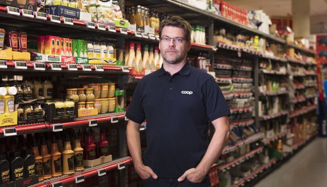 Coop setter opp pleksiglass i butikker. - Det skal være trygt å jobbe og handle i Coops butikker, sier kommunikasjonssjef i Coop Norge, Harald Kristiansen. Coop setter opp pleksiglass i butikker. - Det skal være trygt å jobbe og handle i Coops butikker, sier kommunikasjonssjef i Coop Norge, Harald Kristiansen.