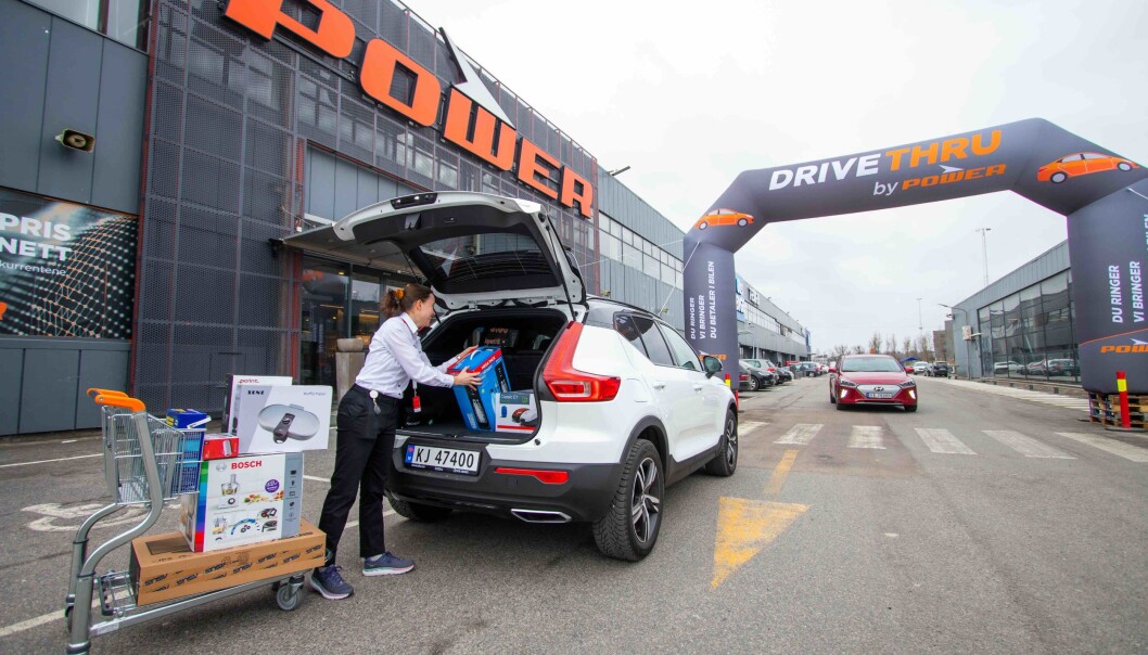 Med Drive-Thru hos Power trenger ikke kunden forlate bilen. Varene bringes ut og kunden betaler i bilen. Med Drive-Thru hos Power trenger ikke kunden forlate bilen. Varene bringes ut og kunden betaler i bilen.