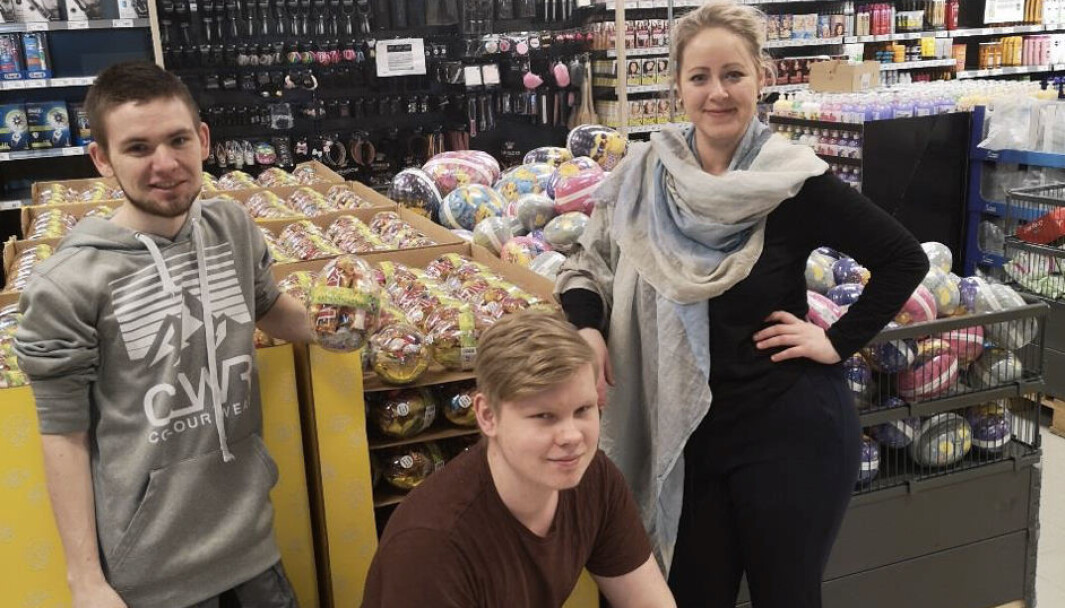 F.v. Odd Jone Torkildsen, Runar Helleland og butikksjef Gunn Bente Voster. F.v. Odd Jone Torkildsen, Runar Helleland og butikksjef Gunn Bente Voster.