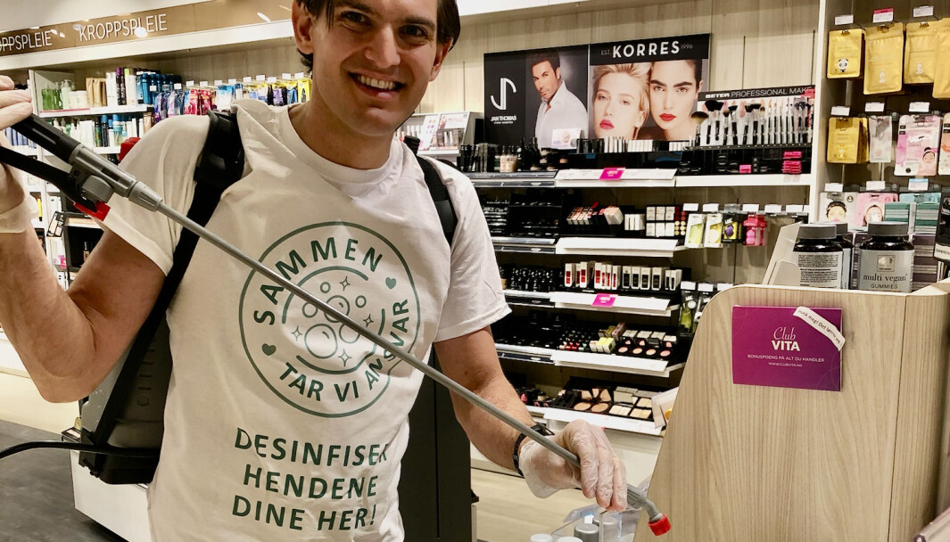 Desinfiseringspartuljen til Nova Vista desinfiserte blant annet betalingspunkter på Bryn Senter. Desinfiseringspartuljen til Nova Vista desinfiserte blant annet betalingspunkter på Bryn Senter.