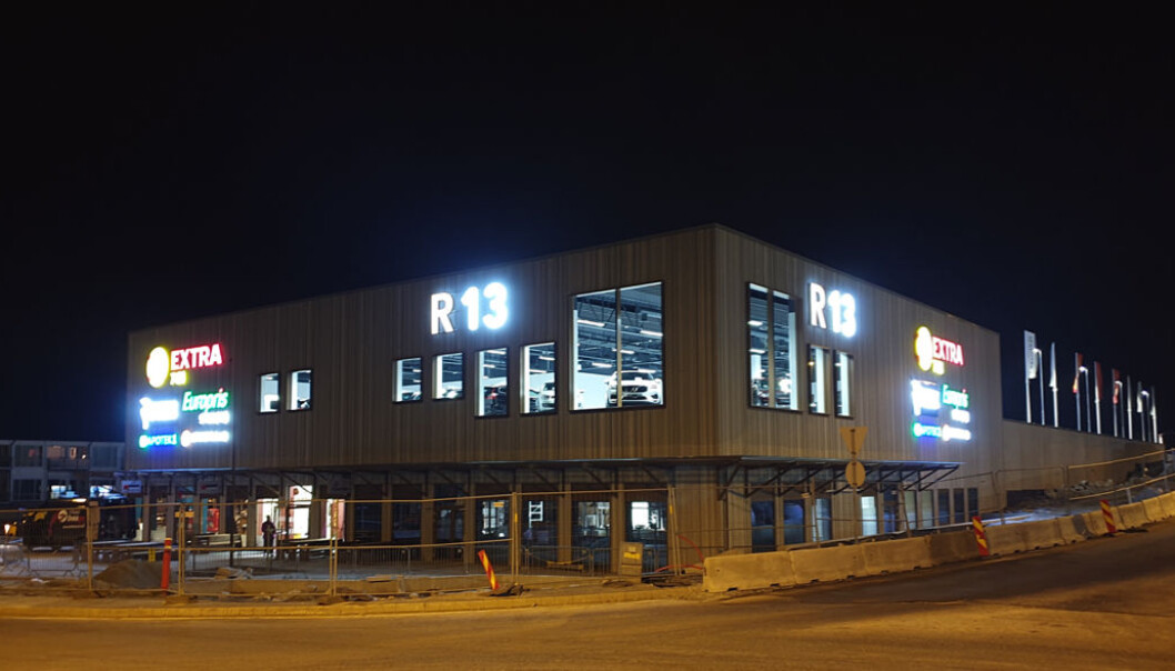Det nye kjøpesenteret R13 på Tau "by night". Det nye kjøpesenteret R13 på Tau "by night".