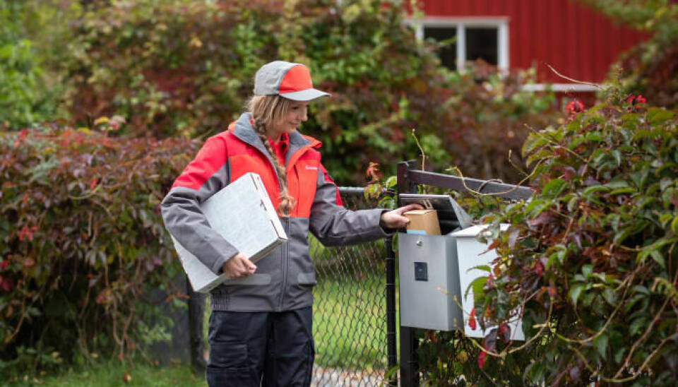 Norske postbud leverer stadig flere pakker sendt fra nettbutikkene rett i postkassene.