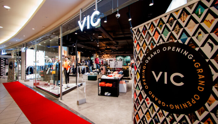 Også hos VIC gjenåpner butikkene i morgen. Også hos VIC gjenåpner butikkene i morgen.