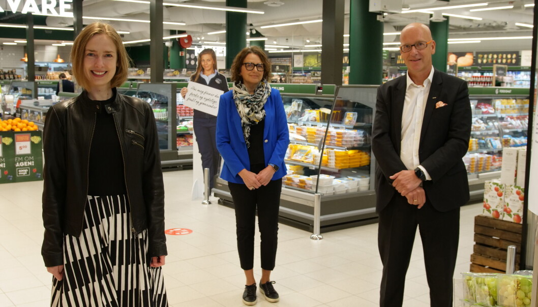 I dag lanserte Coop og Posten en ny hjemleveringstjeneste av dagligvarer. Næringsminister Iselin Nybø møtte konsernsjef i Posten Norge, Tone Wille, og konsernsjef i Coop Norge, Geir Inge Stokke, for å høre mer om løsningen. I dag lanserte Coop og Posten en ny hjemleveringstjeneste av dagligvarer. Næringsminister Iselin Nybø møtte konsernsjef i Posten Norge, Tone Wille, og konsernsjef i Coop Norge, Geir Inge Stokke, for å høre mer om løsningen.