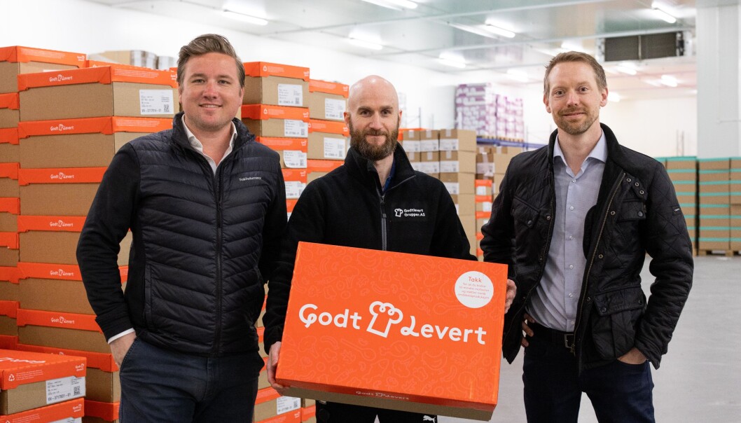 Teknologidirektør Alexander Aagren (t.v.) i Godtlevert-gruppen og dataforsker Lars Løvlie i Sopra Steria (t.h.) skal bruke kunstig intelligens for å forutsi kundens behov. I midten lagersjef Tom Henning Gundersen Teknologidirektør Alexander Aagren (t.v.) i Godtlevert-gruppen og dataforsker Lars Løvlie i Sopra Steria (t.h.) skal bruke kunstig intelligens for å forutsi kundens behov. I midten lagersjef Tom Henning Gundersen