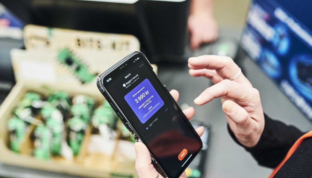 Vipps' nye løsning for mobilbetaling i kassa i butikker bygger på BankAxept som nesten alle butikker i Norge har tilgang til. Vipps' nye løsning for mobilbetaling i kassa i butikker bygger på BankAxept som nesten alle butikker i Norge har tilgang til.