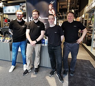 De fire ansatte i butikken: Kristian Knudsen, Kristoffer Blix, Lars Abelsen og butikksjef Roger Nymoen De fire ansatte i butikken: Kristian Knudsen, Kristoffer Blix, Lars Abelsen og butikksjef Roger Nymoen