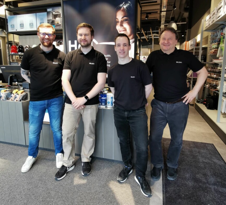 De fire ansatte i butikken: Kristian Knudsen, Kristoffer Blix, Lars Abelsen og butikksjef Roger Nymoen