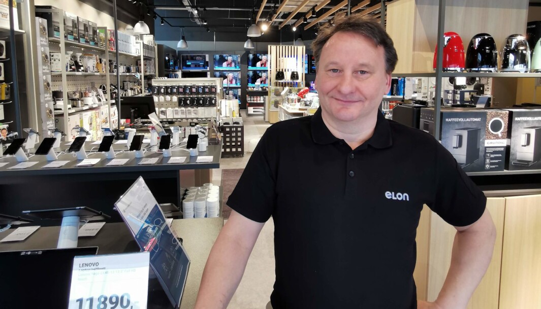 Roger Nymoen, daglig leder og eier av Elons nye butikk i Tromsø, mener at de vil klare seg om de bare får 10 prosent av omsetningen til konkurrenten Elkjøp. De skal vinne kunder gjennom god personlig service. Roger Nymoen, daglig leder og eier av Elons nye butikk i Tromsø, mener at de vil klare seg om de bare får 10 prosent av omsetningen til konkurrenten Elkjøp. De skal vinne kunder gjennom god personlig service.
