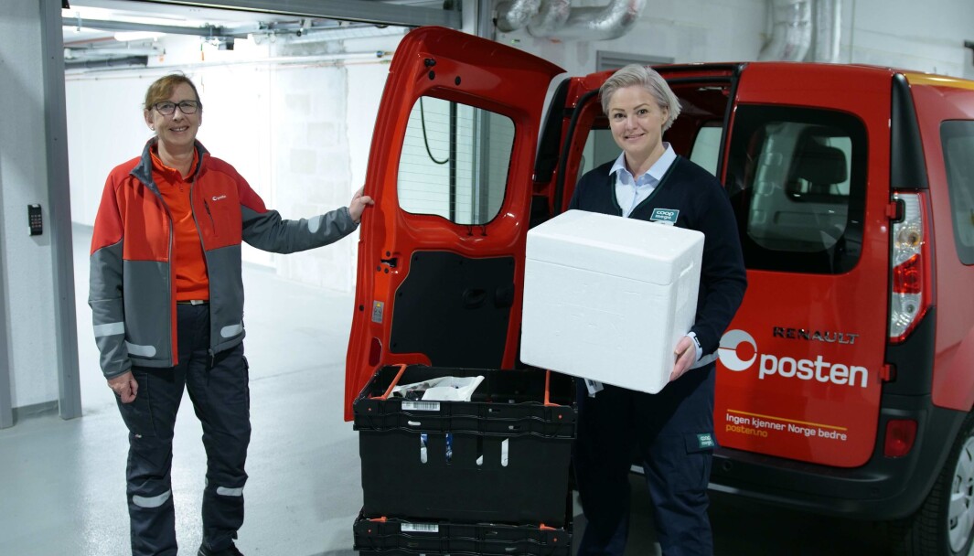 Postbud Heidi Solstad Bakken distribuerer matvarer for Coop på Hadeland. Butikksjef Birgitte Myhr i Coop Mega Harbitz Torg gleder seg til samarbeidet. Postbud Heidi Solstad Bakken distribuerer matvarer for Coop på Hadeland. Butikksjef Birgitte Myhr i Coop Mega Harbitz Torg gleder seg til samarbeidet.