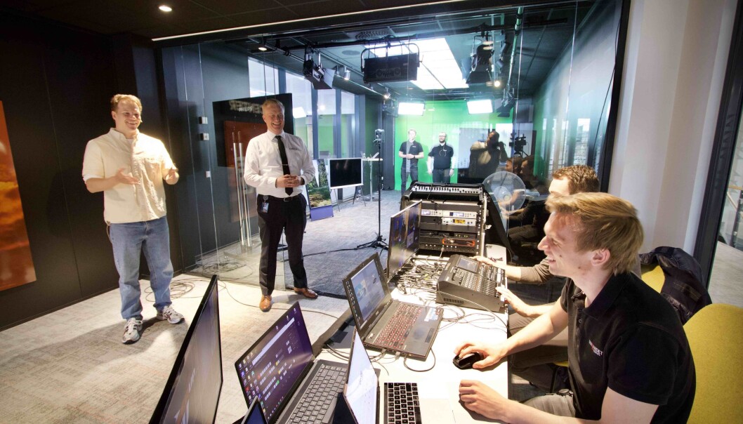 Power-medarbeiderne blir opplært i nye produkter gjennom flerkameraproduksjon og greenscreen. Power-medarbeiderne blir opplært i nye produkter gjennom flerkameraproduksjon og greenscreen.