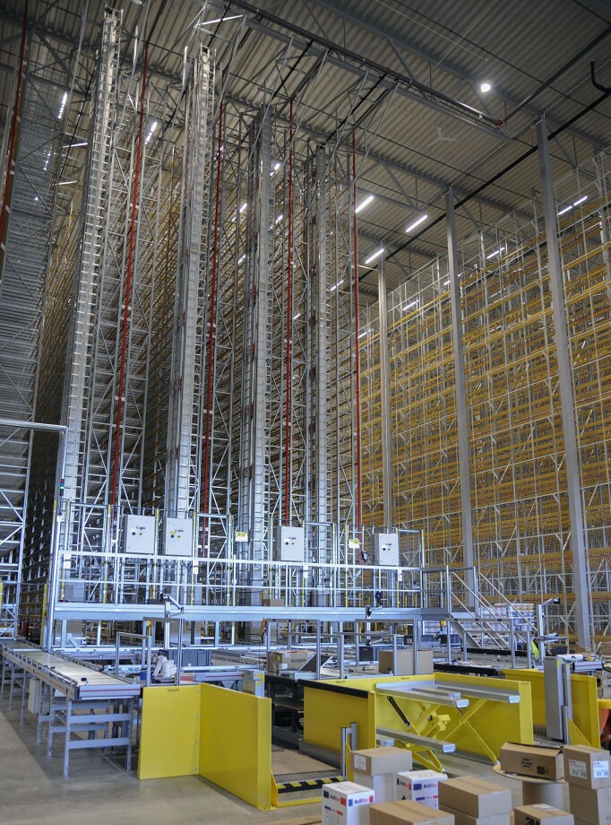Logistikksystemet styrer både den fysiske og virtuelle vareforflytningen, hele veien fra ordrehåndtering til transporten. Alle handlinger og prosesser starter med en ekstern- eller internordre. Logistikksystemet styrer både den fysiske og virtuelle vareforflytningen, hele veien fra ordrehåndtering til transporten. Alle handlinger og prosesser starter med en ekstern- eller internordre.