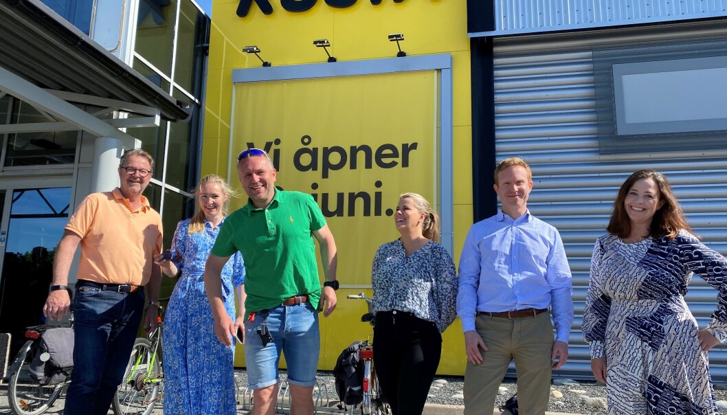 Seks nye butikker åpner på Stopp Tune i Sarpsborg. Her fra Rusta-åpningen i går. F.v.: Tor Nickelsen, Stine Landgraff Torvaldsen, Kenny Baller, Daniella Mossberg, Alexander Bromnes og Mariza Olausson. Seks nye butikker åpner på Stopp Tune i Sarpsborg. Her fra Rusta-åpningen i går. F.v.: Tor Nickelsen, Stine Landgraff Torvaldsen, Kenny Baller, Daniella Mossberg, Alexander Bromnes og Mariza Olausson.