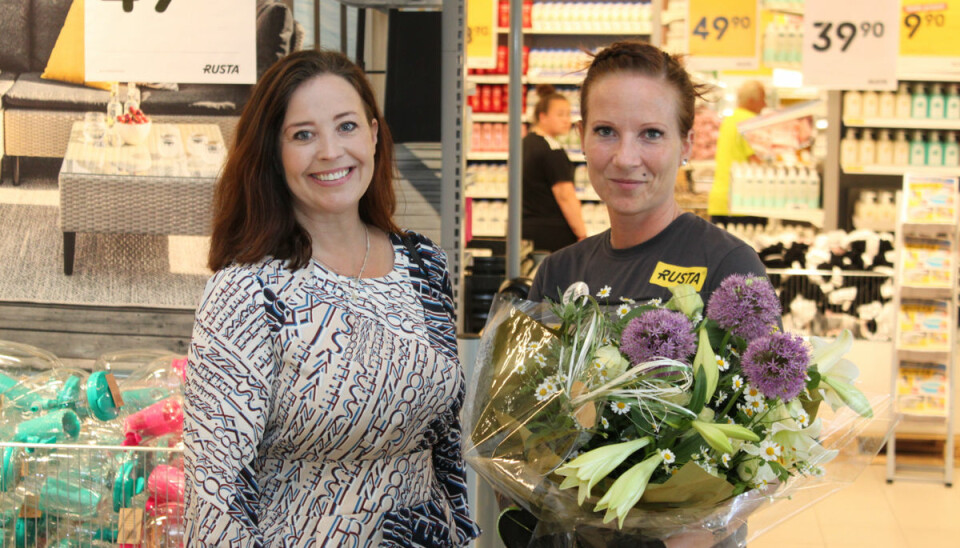 Senterleder Mariza Olausson tildeler varehussjef Eldrid Lange hos Rusta Sarpsborg blomster under åpningen.