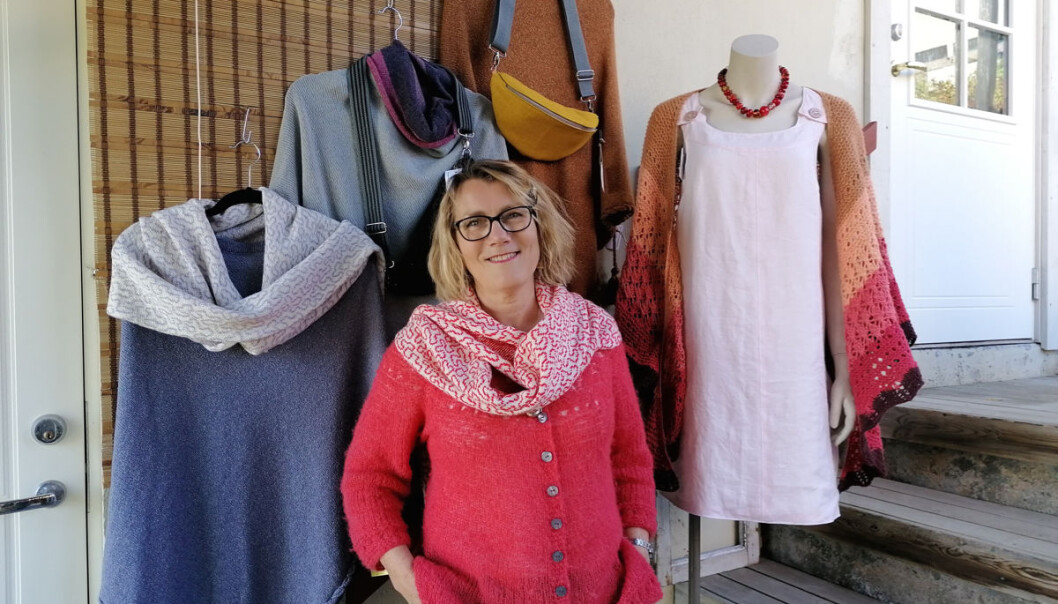 Hilde Kristoffersen foran butikkhylle med egensydde vesker og bumbags, samt søster Turids strikkede plagg. Hilde Kristoffersen foran butikkhylle med egensydde vesker og bumbags, samt søster Turids strikkede plagg.