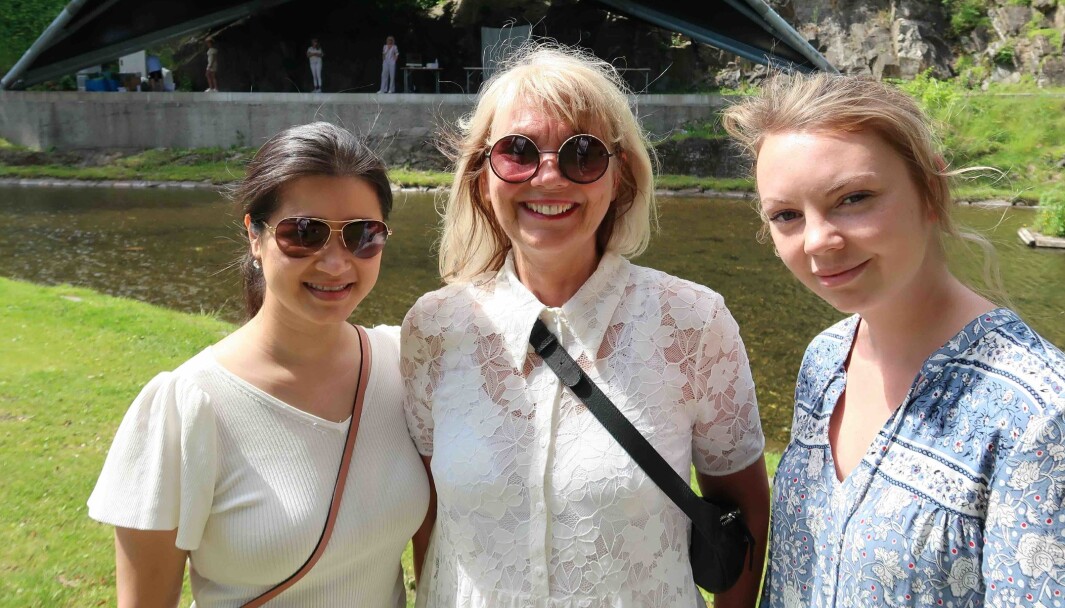 Studentene Phuon Thai Tran (t.v.) og Lene Ellstrøm Tveit (t.h.) flankerer fagansvarlig og lærer Marit Andreassen på SoFi's avgangsutstilling NÆR ved Karpedammen på Akershus Festning. Studentene Phuon Thai Tran (t.v.) og Lene Ellstrøm Tveit (t.h.) flankerer fagansvarlig og lærer Marit Andreassen på SoFi's avgangsutstilling NÆR ved Karpedammen på Akershus Festning.