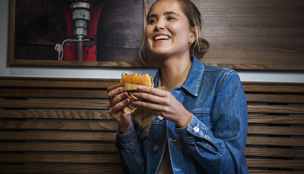 Ingunn Elstad fra Norsk Vegansamfunn er glad for at Shell nå lanserer en 100% plantebasert og vegansk burger. Ingunn Elstad fra Norsk Vegansamfunn er glad for at Shell nå lanserer en 100% plantebasert og vegansk burger.