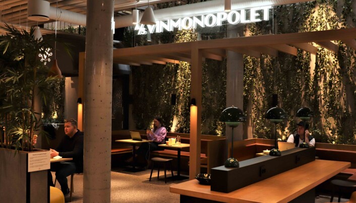 Vinmonopolet ligger sammen med spisesteder i underetasjen. Vinmonopolet ligger sammen med spisesteder i underetasjen.