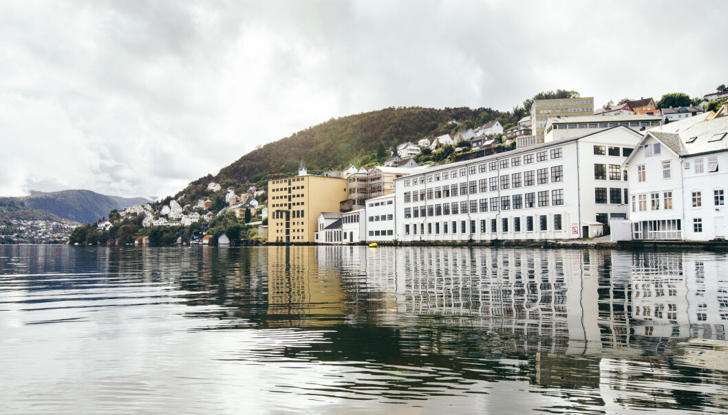 Med den fantastiske utsikten over Sørfjorden er Oleanas fabrikk det perfekte stedet å løfte frem norsk mote på. Med den fantastiske utsikten over Sørfjorden er Oleanas fabrikk det perfekte stedet å løfte frem norsk mote på.
