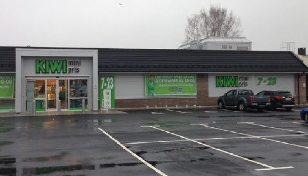Ill. foto fra Kiwi Gimsøy i Skien. Kommuneplanen i Skien tilsier at den som vil etablere en ny dagligvarebutikk må dokumentere at den nye butikken ikke vil ha et kundegrunnlag som overlapper vesentlig med tilsvarende forretning i nærmeste senterområde. Ill. foto fra Kiwi Gimsøy i Skien. Kommuneplanen i Skien tilsier at den som vil etablere en ny dagligvarebutikk må dokumentere at den nye butikken ikke vil ha et kundegrunnlag som overlapper vesentlig med tilsvarende forretning i nærmeste senterområde.