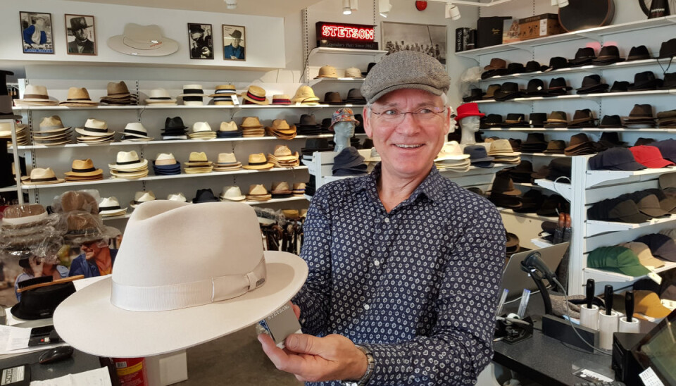 Cato Waage iført en klassisk sixpence, samtidig som han holder fram en like klassisk Stetson-hatt. Cato Waage iført en klassisk sixpence, samtidig som han holder fram en like klassisk Stetson-hatt.