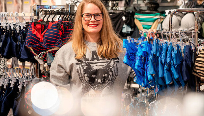 Maks antall kunder i butikken og opprettholdelse av avstandsreglene er blant tiltakene Auds Undertøysalong har iverksatt. Og nå flyr badetøy ut av butikken. Maks antall kunder i butikken og opprettholdelse av avstandsreglene er blant tiltakene Auds Undertøysalong har iverksatt. Og nå flyr badetøy ut av butikken.