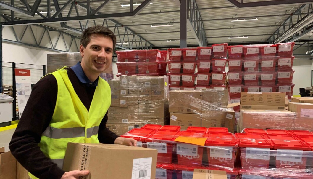 Daglig leder Hans Kristian Furuseth i nettapoteket Farmasiet tror at munnbind om kort tid vil bli et normalt skue i Norge. Daglig leder Hans Kristian Furuseth i nettapoteket Farmasiet tror at munnbind om kort tid vil bli et normalt skue i Norge.