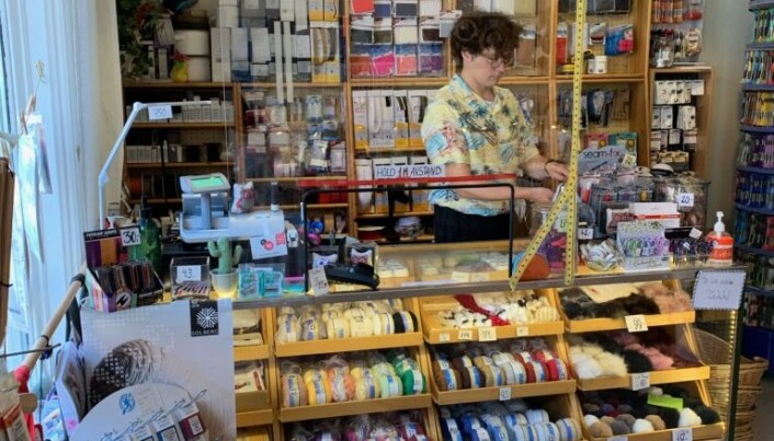 Marcus Fagerheim bistår sommerkundene i butikken. Marcus Fagerheim bistår sommerkundene i butikken.