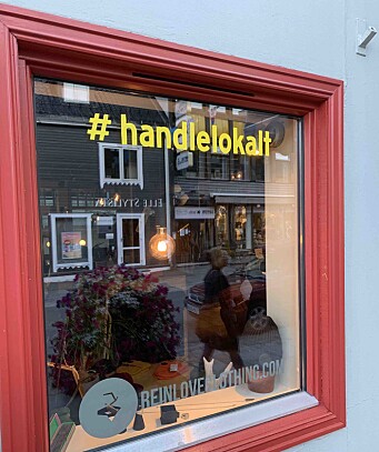 74 butikkvinduer i Tromsø har fått logoen. 74 butikkvinduer i Tromsø har fått logoen.