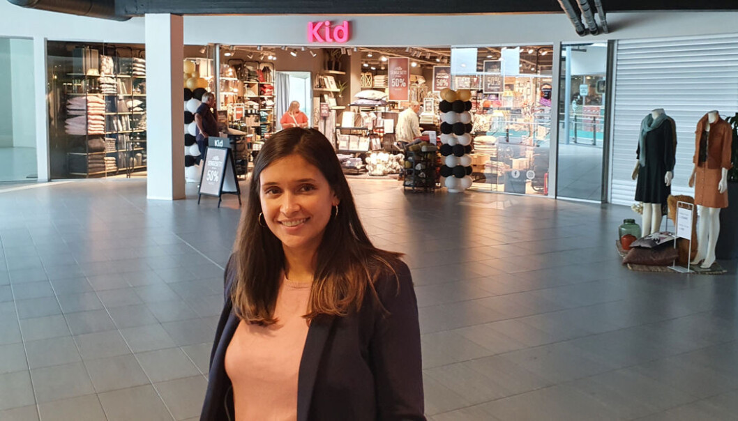 Senterleder Pauline Johansen, nylig tilbake etter mammapermisjon, står her foran KID som er nyinnflyttet i større lokaler. Senterleder Pauline Johansen, nylig tilbake etter mammapermisjon, står her foran KID som er nyinnflyttet i større lokaler.
