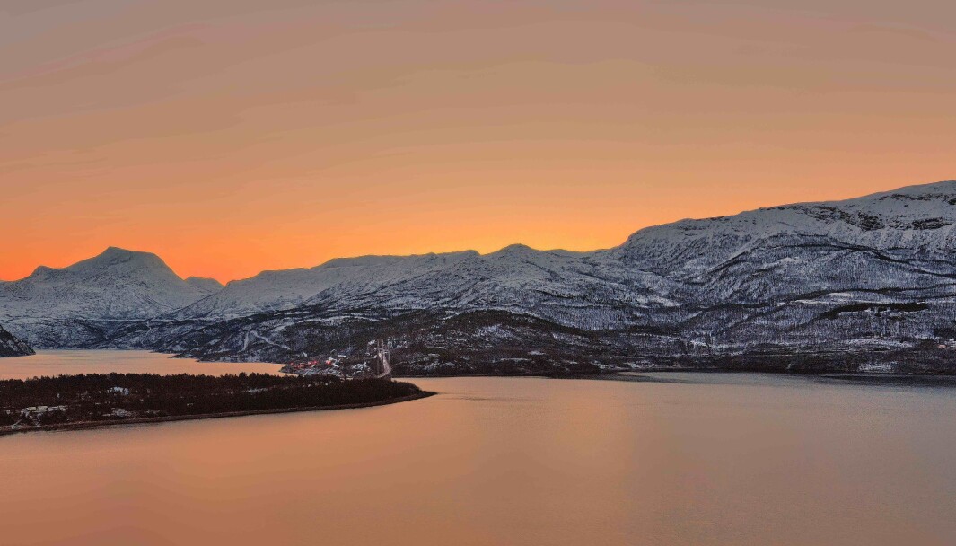Ved Abisko, Riksgränsen i det nordvestlige Sverige er de første skritt tatt for å etablere grensehandel. Ved Abisko, Riksgränsen i det nordvestlige Sverige er de første skritt tatt for å etablere grensehandel.