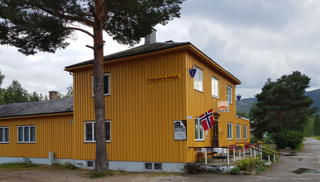 Glopheim Kafe & Handel har stått urørt siden den ble bygget i 1947 med påbygning i 1953, og er fredet av Riksantikvaren som 1950-talls retrokafé. Glopheim Kafe & Handel har stått urørt siden den ble bygget i 1947 med påbygning i 1953, og er fredet av Riksantikvaren som 1950-talls retrokafé.