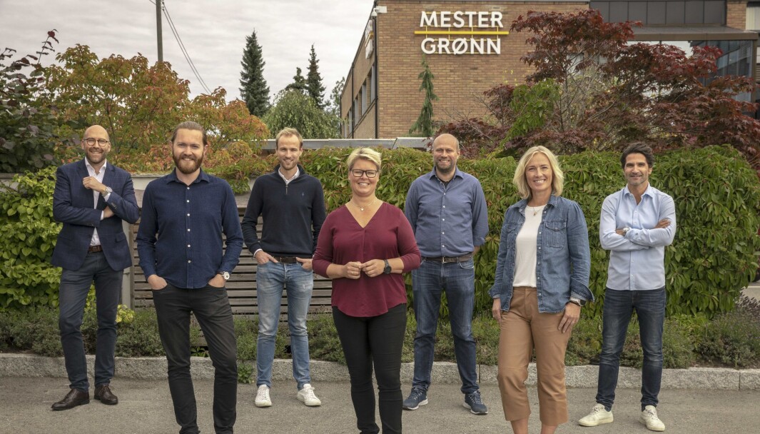 F.v.: Michael Legendre (byråleder, Isobar Norge), Andreas Tyrholm (Prosjektleder, Isobar), Ville Sivonen (Head of Martech, Isobar Nordics), Lise Foss Andersen (Wedredaktør og leder for digitale kanaler, Mester Grønn), Terje Jensen (Business Controller, Mester Grønn), Hege Hildeng (Markedsdirektør, Mester Grønn) og Hans Petter Hubert (Prosjektleder, Mester Grønn). F.v.: Michael Legendre (byråleder, Isobar Norge), Andreas Tyrholm (Prosjektleder, Isobar), Ville Sivonen (Head of Martech, Isobar Nordics), Lise Foss Andersen (Wedredaktør og leder for digitale kanaler, Mester Grønn), Terje Jensen (Business Controller, Mester Grønn), Hege Hildeng (Markedsdirektør, Mester Grønn) og Hans Petter Hubert (Prosjektleder, Mester Grønn).