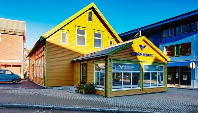 Gulmalte Vesterålen Sparebank er frisket opp med riktige blåfarger. Gulmalte Vesterålen Sparebank er frisket opp med riktige blåfarger.