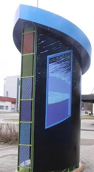 Kunstinstallasjonen utenfor NAV-bygget inngår i ‘Blåbyen Sortland’. Kunstinstallasjonen utenfor NAV-bygget inngår i ‘Blåbyen Sortland’.