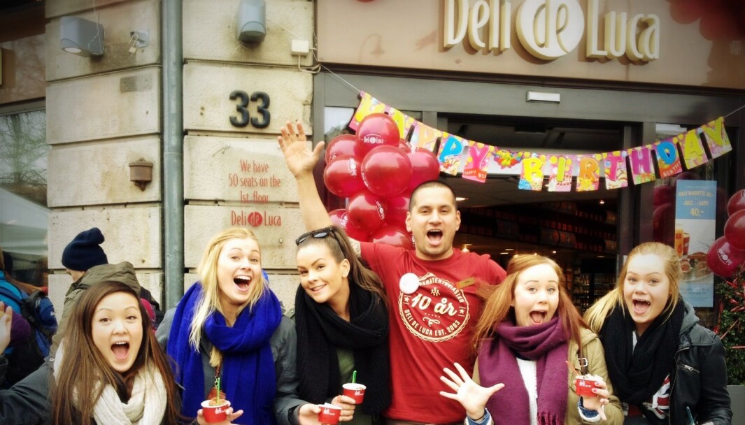 Ca 80 Deli de Luca-butikker gikk over til franchise i fjor, trolig norgesrekord i overgang til franchisekonseptet. Ca 80 Deli de Luca-butikker gikk over til franchise i fjor, trolig norgesrekord i overgang til franchisekonseptet.
