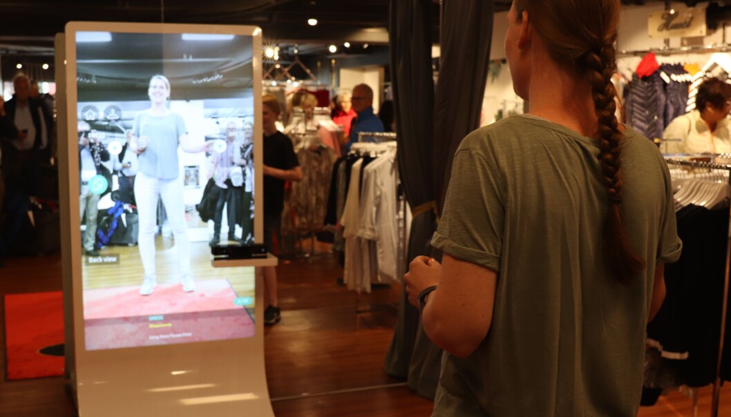 Skjermløsninger blir stadig mer avanserte, for eksempel virtuelle prøverom. Skjermløsninger blir stadig mer avanserte, for eksempel virtuelle prøverom.