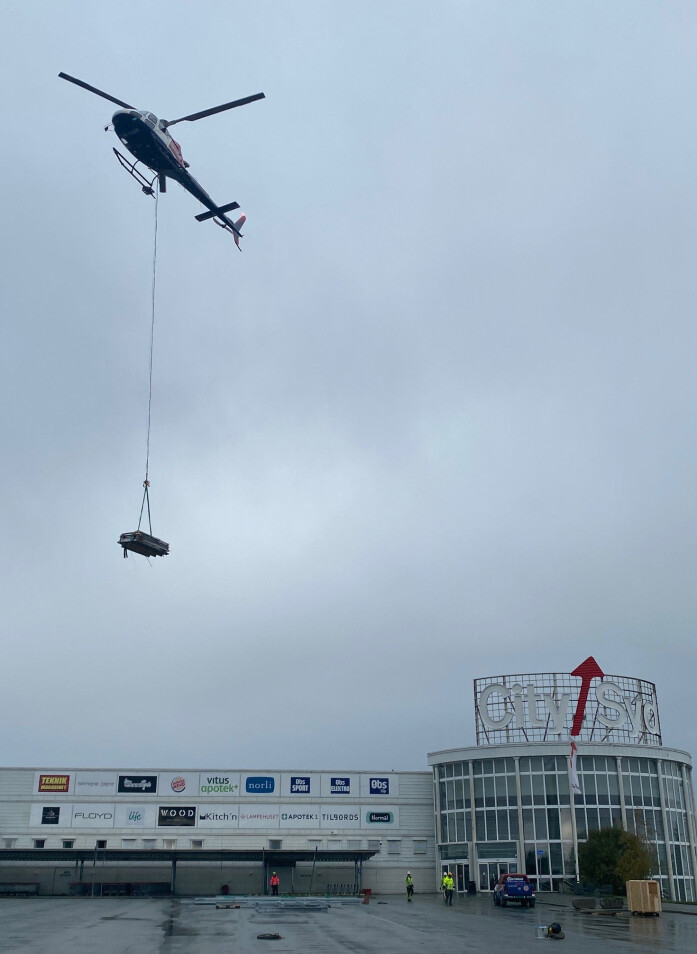 Helikopter viste seg å være billigste og beste transportform for å frakte alle deler til taket av City Syd. Helikopter viste seg å være billigste og beste transportform for å frakte alle deler til taket av City Syd.
