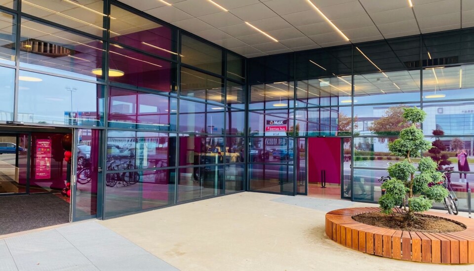 I forbindelse med ombyggingen er det kommet til et nytt og flott inngangsparti. I forbindelse med ombyggingen er det kommet til et nytt og flott inngangsparti.